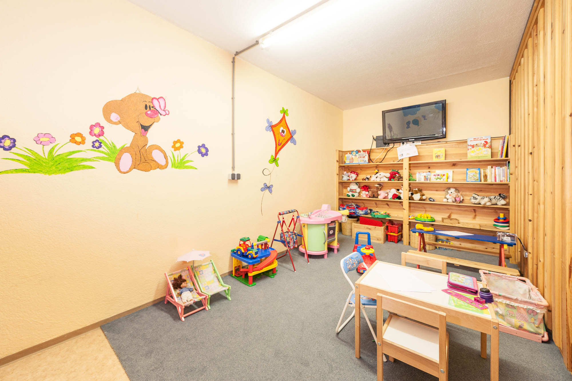 Kleiner Kinderspielraum im Hotel Neustift mit Maltisch